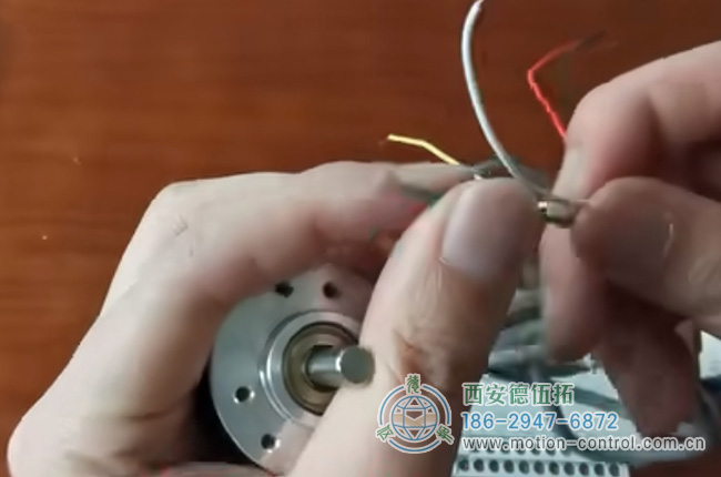 圖為電氣工程師正常進(jìn)行編碼器接線工作 圖為電氣工程師正常進(jìn)行編碼器接線工作