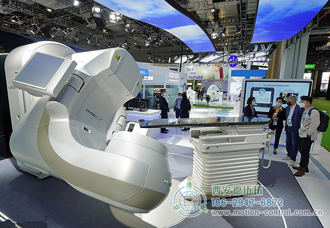 圖為在展會上展出的一臺醫(yī)療加速器 圖為在展會上展出的一臺醫(yī)療加速器