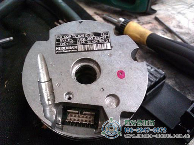 圖為因故障正在維修的海德漢旋轉(zhuǎn)編碼器 圖為因故障正在維修的海德漢旋轉(zhuǎn)編碼器