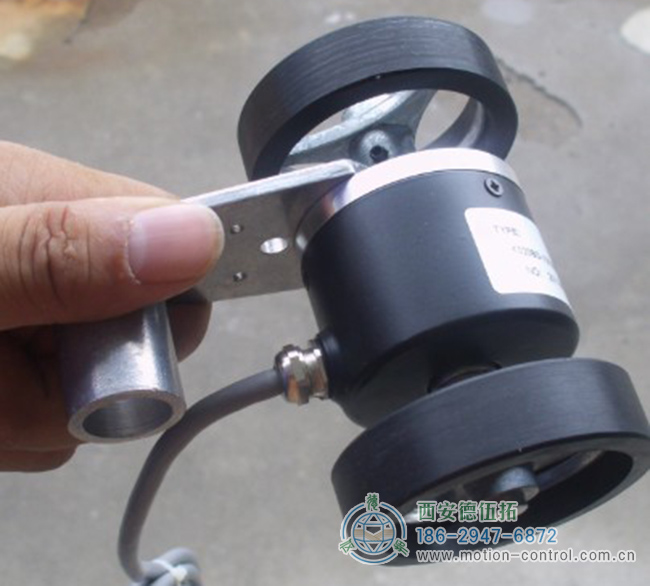圖為雙滾輪編碼器的安裝照片 圖為雙滾輪編碼器的安裝照片
