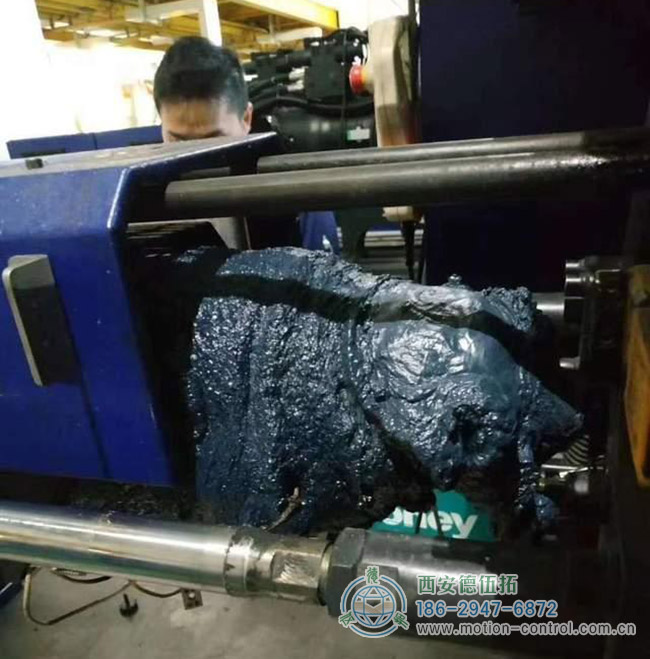 圖為某注塑機(jī)因編碼器故障的維修現(xiàn)場(chǎng)照片 圖為某注塑機(jī)因編碼器故障的維修現(xiàn)場(chǎng)照片