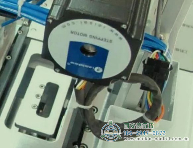 編碼器接線使用線夾、線槽等，將線纜固定在合適的位置