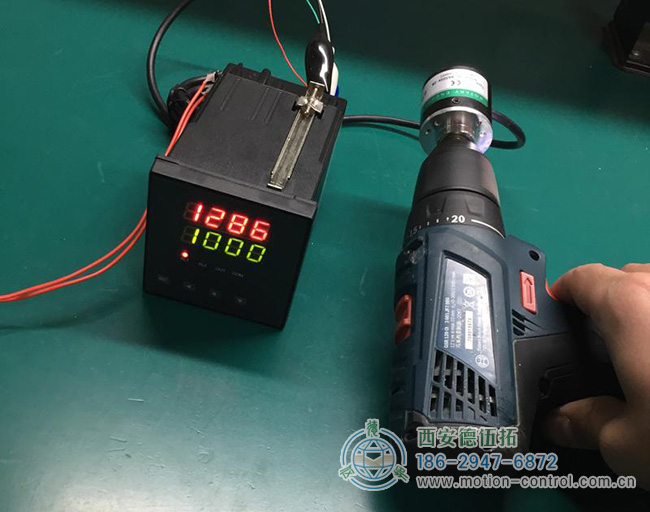 圖為用戶拿增量編碼器測試電鉆的轉(zhuǎn)速 圖為用戶拿增量編碼器測試電鉆的轉(zhuǎn)速