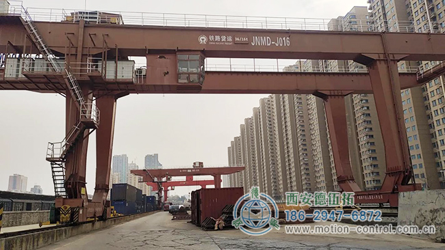 圖為一款雙梁龍門吊工作照片 圖為一款雙梁龍門吊工作照片