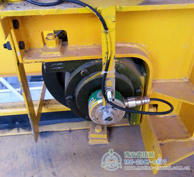 起重機車輪軸加裝編碼器的照片 起重機車輪軸加裝編碼器的照片