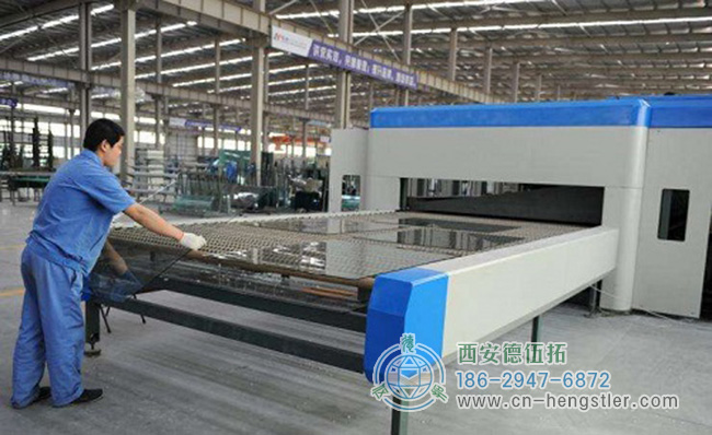 圖為玻璃鋼化爐工作照片 圖為玻璃鋼化爐工作照片